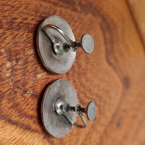 Vintage Japanese Cloisonne Enamel White Flowers Screw Back Earrings - Picture 3 of 8